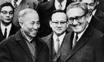 Người mà Lê Ðức Thọ và H. Kissinger đều cần, phiên dịch Nguyễn Ðình Phương (mang kính, đứng giữa)