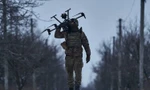 Lính Ukraine đang vác máy bay không người lái. Ảnh: AP