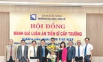 Ông Kim Tae Kyu cùng hội đồng đánh giá luận án tiến sĩ