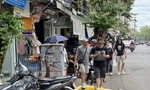 Vỉa hè một số tuyến phố ở quận Hoàn Kiếm bị chiếm dụng, du khách phải xuống lòng đường. Ảnh: Nguyễn Hải