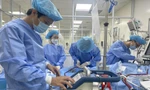 Bác sĩ Bệnh viện Quân y 175 đang cứu bệnh nhân rơi vào nguy kịch sau phẫu thuật nâng ngực tại Bệnh viện Thẩm mỹ Sao Hàn. Ảnh: Vân Sơn