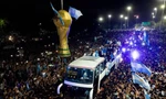 Người hâm mộ vây quanh chiếc xe bus chở ĐT Argentina. Ảnh: IE
