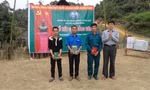 Mong Văn Tình (thứ hai từ trái sang) được kết nạp Đảng vào năm 2014