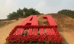 Dòng chữ “A1: Bùn – máu và hoa” được đặt trên đỉnh đồi A1