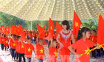 Năm học 2021-2022, học sinh ở nhiều địa phương sẽ dự lễ khai giảng trực tuyến, không rực rỡ cờ hoa như thế này, nhưng vẫn ấm áp. Ảnh: TTXVN