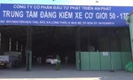 Công an khám xét trung tâm đăng kiểm cơ giới 50-17D huyện Nhà Bè, TPHCM. Ảnh: Công an cung cấp