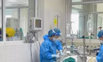 Điều trị bệnh nhân COVID-19 nặng tại BV Bệnh Nhiệt đới T.Ư. Ảnh: Thái Hà