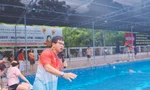 Anh Nguyễn Văn Thủy hướng dẫn đội bơi Mũ Đỏ tại bể bơi Thanh Xuân, Hà Nội. Ảnh: Trọng Tài