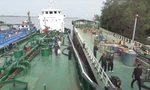 Cảnh sát khám xét tàu buôn lậu xăng trong vụ án. Ảnh: T.P