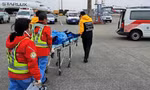 Một hành khách trên chuyến bay VNA từ Nhật Bản - TPHCM được đưa tới bệnh viện cấp cứu, sau khi máy bay hạ cánh khẩn cấp tại Đài Loan (Trung Quốc). Ảnh: VNA