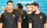 Fernandes (phải) cần phải học cách sống trongcái bóng của Ronaldo nếu muốn cùng Bồ Ðào Nha tiến sâu