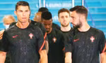 Fernandes (phải) cần phải học cách sống trongcái bóng của Ronaldo nếu muốn cùng Bồ Ðào Nha tiến sâu