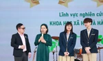 Hai học sinh Trường THPT Phan Huy Chú (bên phải) và cô giáo hướng dẫn vừa đoạt giải Nhất Cuộc thi Nghiên cứu khoa học kỹ thuật dành cho học sinh trung học do Bộ GD&ĐT tổ chức năm 2025