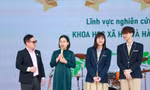Hai học sinh Trường THPT Phan Huy Chú (bên phải) và cô giáo hướng dẫn vừa đoạt giải Nhất Cuộc thi Nghiên cứu khoa học kỹ thuật dành cho học sinh trung học do Bộ GD&ĐT tổ chức năm 2025