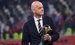 Chủ tịch FIFA Gianni Infantino và chiếc Cúp FIFA Club World Cup. Ảnh: Getty Images