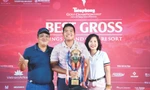Đức Sơn rạng rỡ bên gia đình với chiếc Cúp vô địch Tiền Phong Golf Championship 2023. Ảnh: Như Ý
