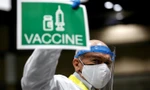 Với tốc độ tiêm chủng hiện tại ở nhiều quốc gia, hàng trăm triệu người sẽ phải đợi đến năm 2024 để được tiêm phòng. Ảnh: UPI
