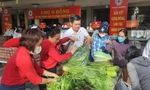 Anh Lê Quốc Hải tặng rau cho người dân tại “phiên chợ 0 đồng”