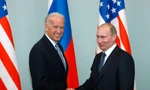 Ông Joe Biden, khi đang là phó tổng thống, chụp ảnh cùng Tổng thống Nga Vladimir Putin tại Mátxcơva năm 2011. Ảnh: AP 