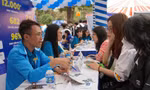Thí sinh tìm hiểu thông tin tuyển sinh năm 2024. Ảnh: Trọng Quân