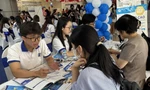 Thí sinh tìm hiểu thông tin tuyển sinh năm 2025. Ảnh: NGHIÊM HUÊ