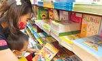 Giá SGK mới cao, phụ huynh thêm gánh nặng khi cho con đi học. Ảnh: Như Ý