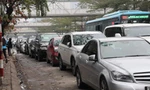 Xe chờ đăng kiểm cuối năm tại Hà Nội. Ảnh: Hoàng Mạnh Thắng