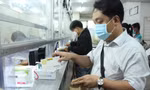 Mua thuốc theo đúng đơn bác sĩ, nhưng người bệnh vẫn phập phồng nỗi lo “may nhờ, rủi chịu”. Ảnh: V.S 