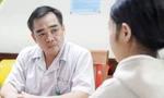 Bác sĩ Ngô Anh Vinh tư vấn cho bệnh nhi bị bạo lực học đường