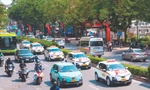 Xe taxi điện lưu thông trên đường phố Hà Nội