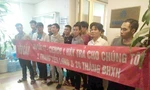 Người lao động bị nợ BHXH, BHTN phải chật vật đi đòi. Ảnh: Dương Hưng