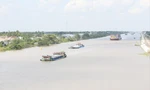 Tàu, sà lan chở hàng trên kênh Chợ Gạo (Tiền Giang). Ảnh: Trường Phong