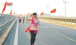 Chị Trần Thị Phượng xúc động khi chạy giữa hai hàng cờ Tổ quốc tại Tiền Phong Marathon Phú Yên 