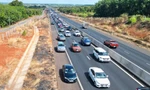Ùn hàng km trên cao tốc Phan Thiết - Dầu Giây, nhiều tài xế chạy làn khẩn cấp