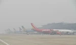 Gần 100 chuyến bay 'bất động' trong sương mù ở Nội Bài 