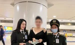 Khách nữ bỏ quên túi xách hàng hiệu chứa nhiều tiền ở sân bay
