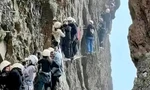Kinh hoàng cảnh tượng du khách mắc kẹt trên vách núi ở Trung Quốc