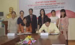 Bà Nguyễn Phương Anh, Giám đốc Hỗ trợ Cộng đồng Prudential Việt Nam và ông Hoàng Văn Tiến, Giám đốc Quỹ BTTEVN ký kết thỏa thuận tài trợ chương trình “Vì ánh mắt trẻ thơ” 2015. Ảnh: K.N.