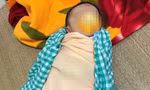 Phát hiện bé trai hơn 1 tháng tuổi bị bỏ rơi gần chợ lúc đêm khuya 