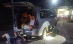 Cán bộ chốt kiểm soát dịch COVID-19 vá xe trong đêm cho người đi đường