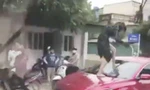 Người phụ nữ ‘tung cước’ đạp vỡ kính ô tô, cắn đứt tai cô gái vì… ghen