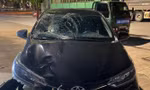 Clip: Rùng mình cảnh ô tô gây tai nạn chết người rồi điên cuồng bỏ chạy, kéo lê xe đạp điện