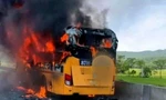 Xe khách giường nằm bốc cháy ngùn ngụt trên cao tốc đoạn qua Thanh Hóa