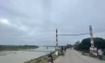 Nam sinh lớp 6 nhảy xuống sông cứu bạn, cả 2 người bị nước cuốn mất tích