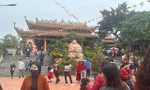 Thời tiết nắng đẹp, người dân Thanh Hoá đi chùa, đến điểm vui chơi Tết