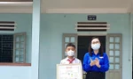 Trao tặng Huy hiệu 'Tuổi trẻ dũng cảm' cho nam sinh lớp 7 cứu người bị nước cuốn trôi