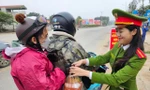 Thanh Hóa: Công an hỗ trợ người dân về quê ăn Tết