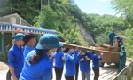Đoàn viên thanh niên hỗ trợ di dời 35 hộ dân khỏi vùng bị sạt lở do mưa lũ