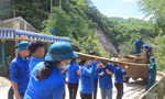 Đoàn viên thanh niên hỗ trợ di dời 35 hộ dân khỏi vùng bị sạt lở do mưa lũ