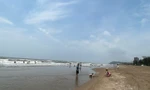 Rơi khỏi phao tắm trên biển Sầm Sơn, 1 trẻ mất tích, 1 trẻ nguy kịch